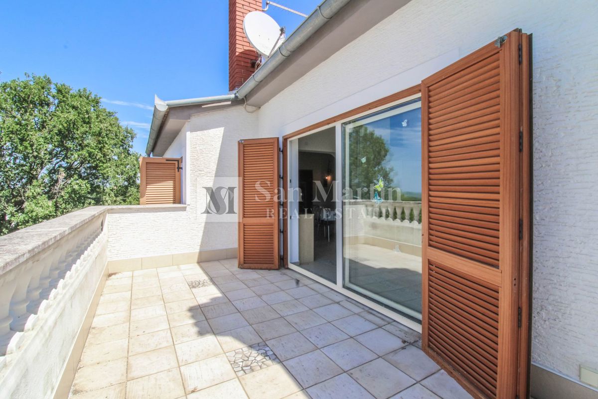 Casa con 4 appartamenti, piscina e ampio giardino