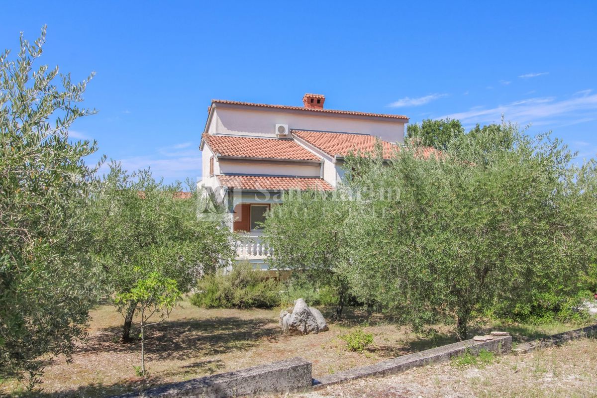Casa con 4 appartamenti, piscina e ampio giardino