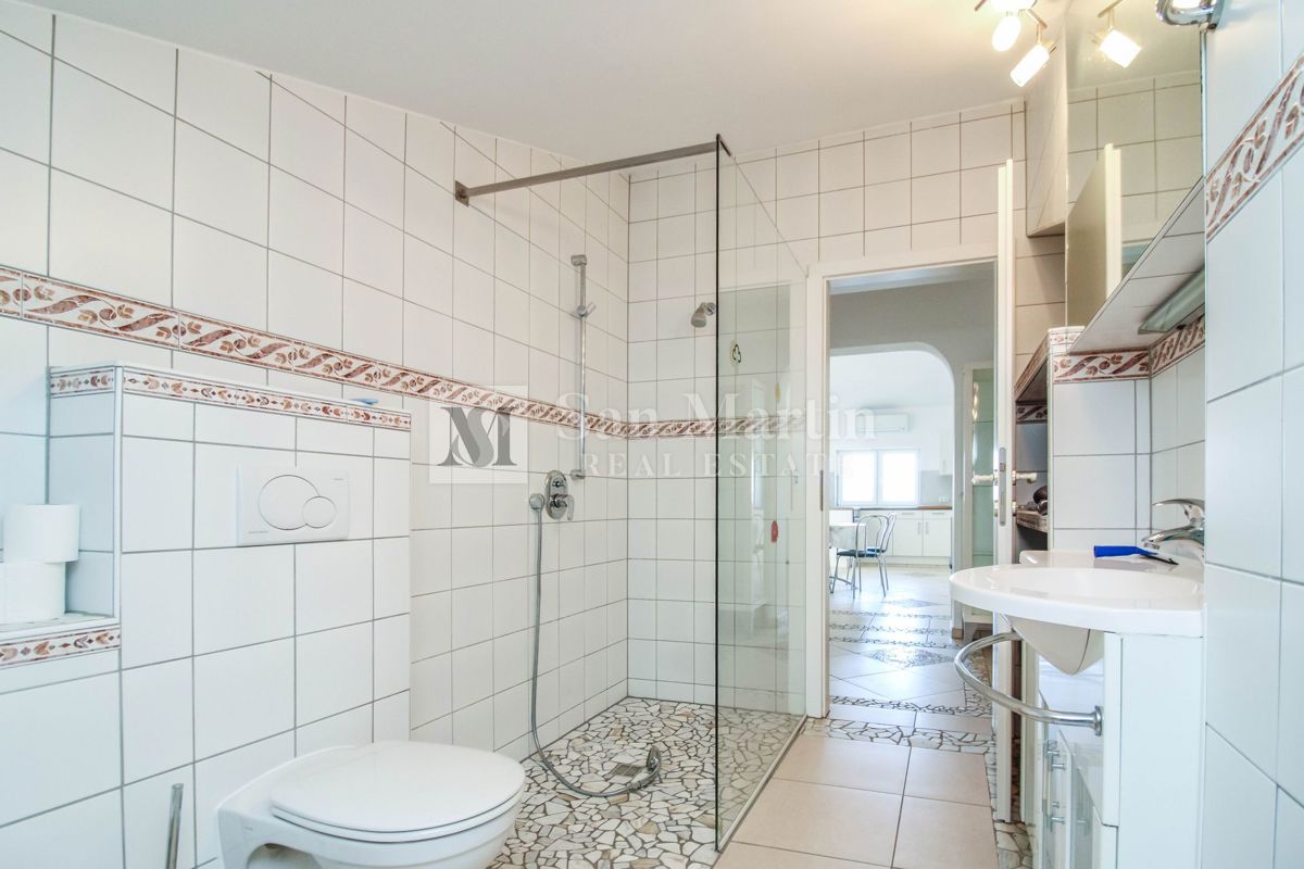 Casa con 4 appartamenti, piscina e ampio giardino