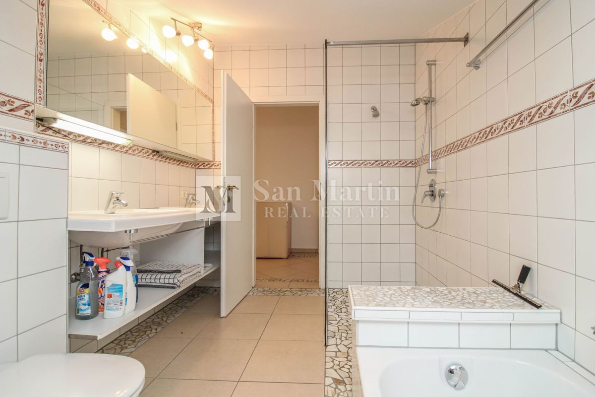 Casa con 4 appartamenti, piscina e ampio giardino