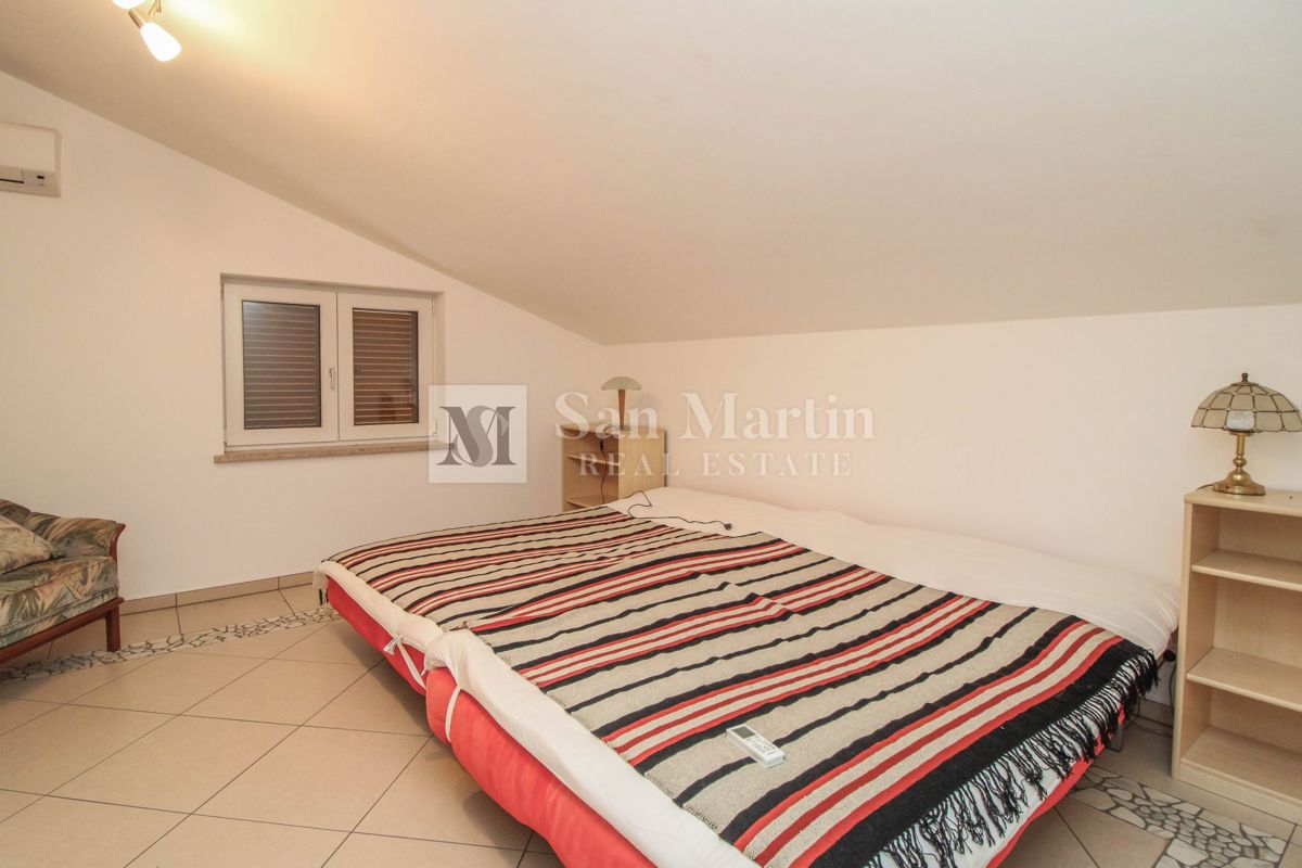Casa con 4 appartamenti, piscina e ampio giardino
