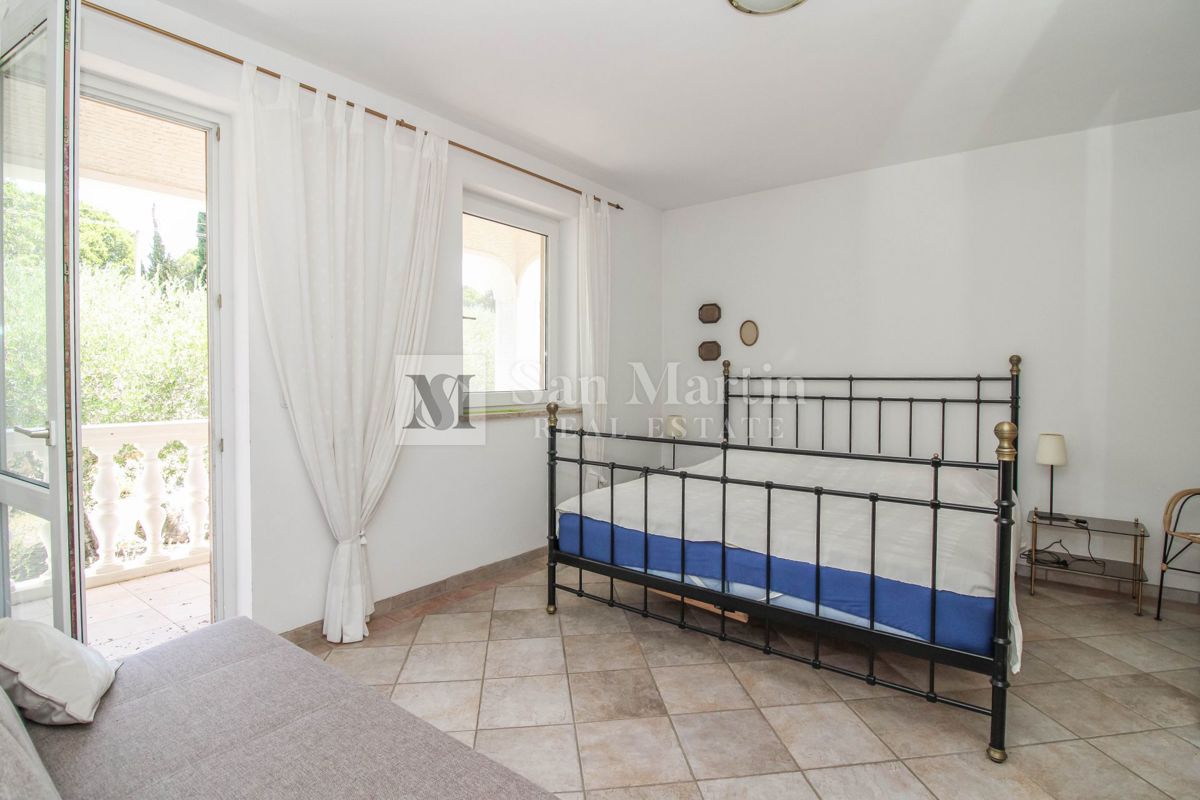 Casa con 4 appartamenti, piscina e ampio giardino