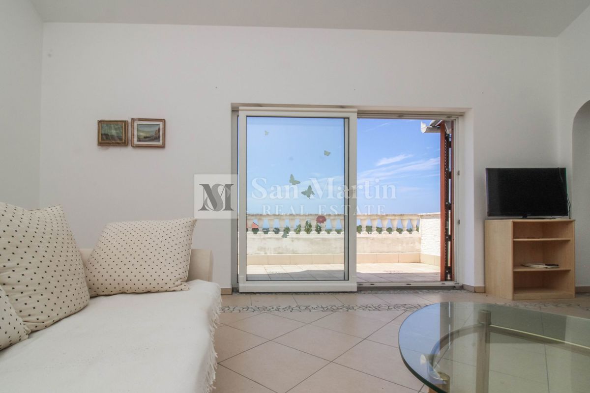 Casa con 4 appartamenti, piscina e ampio giardino