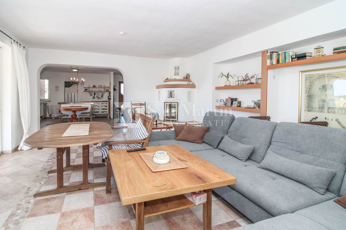 Casa con 4 appartamenti, piscina e ampio giardino