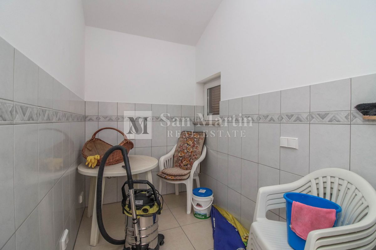 Casa con 4 appartamenti, piscina e ampio giardino