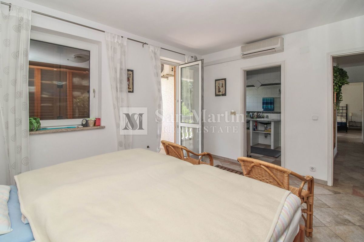 Casa con 4 appartamenti, piscina e ampio giardino