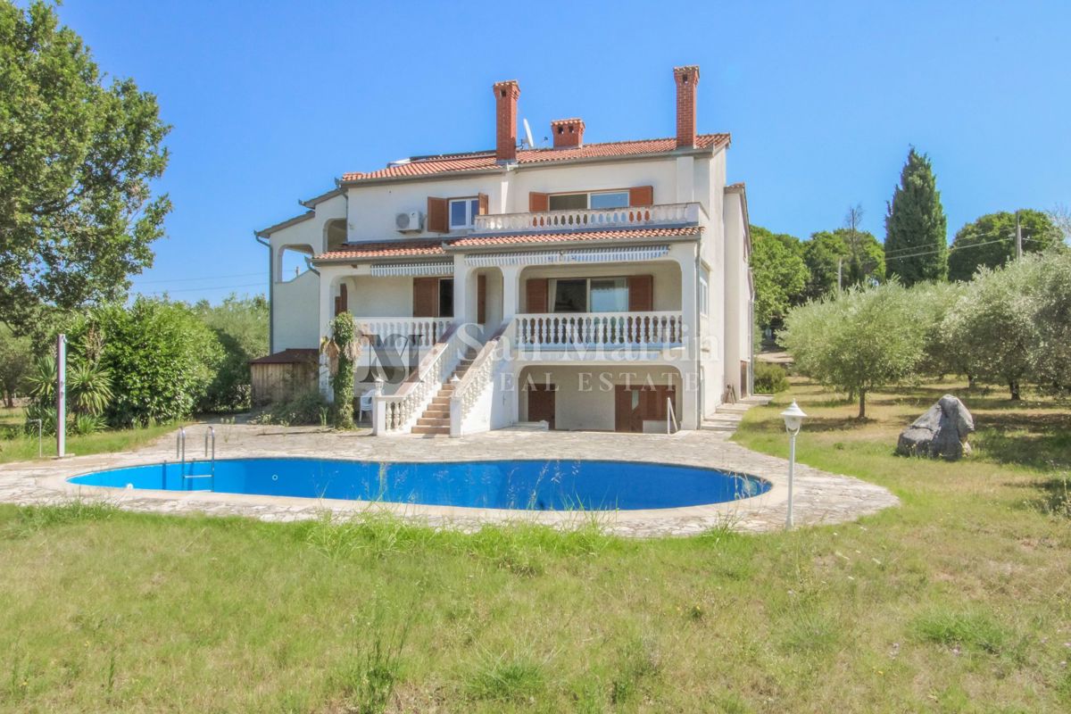 Casa con 4 appartamenti, piscina e ampio giardino