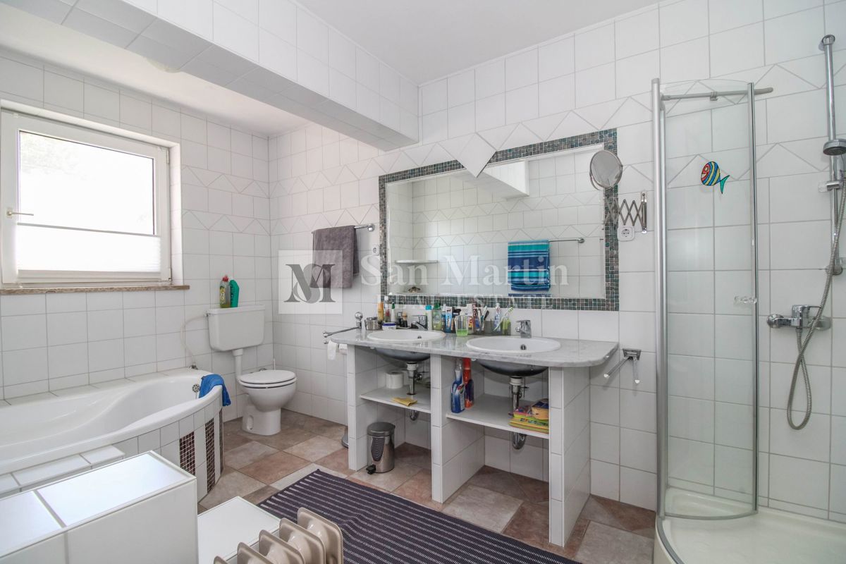 Casa con 4 appartamenti, piscina e ampio giardino