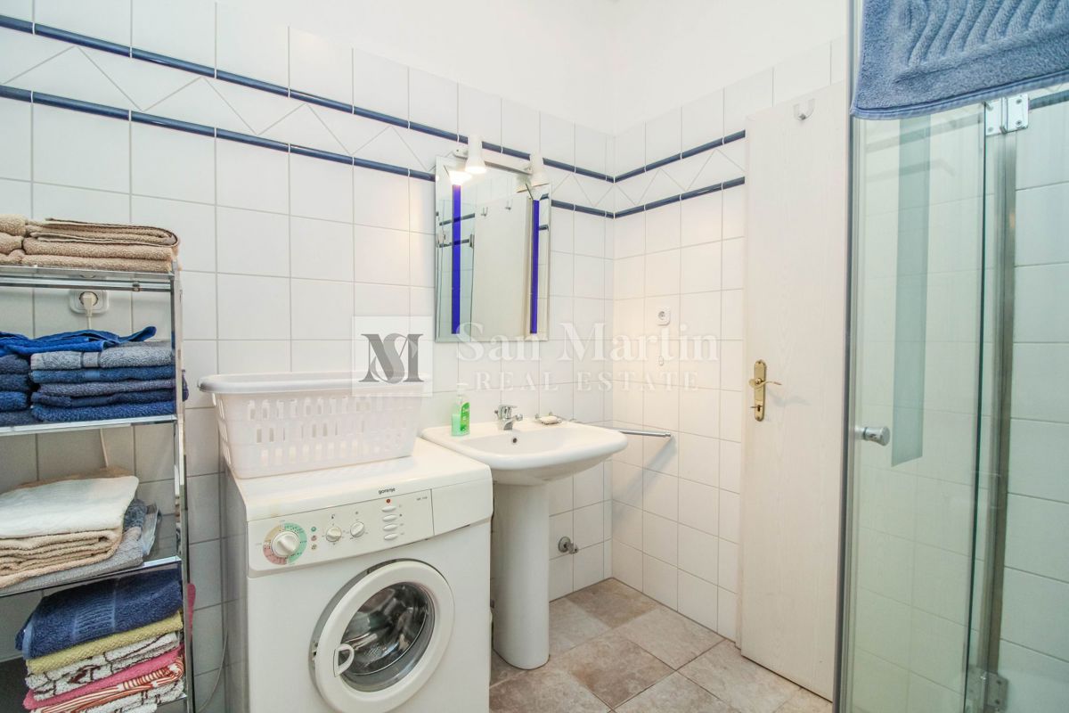 Casa con 4 appartamenti, piscina e ampio giardino