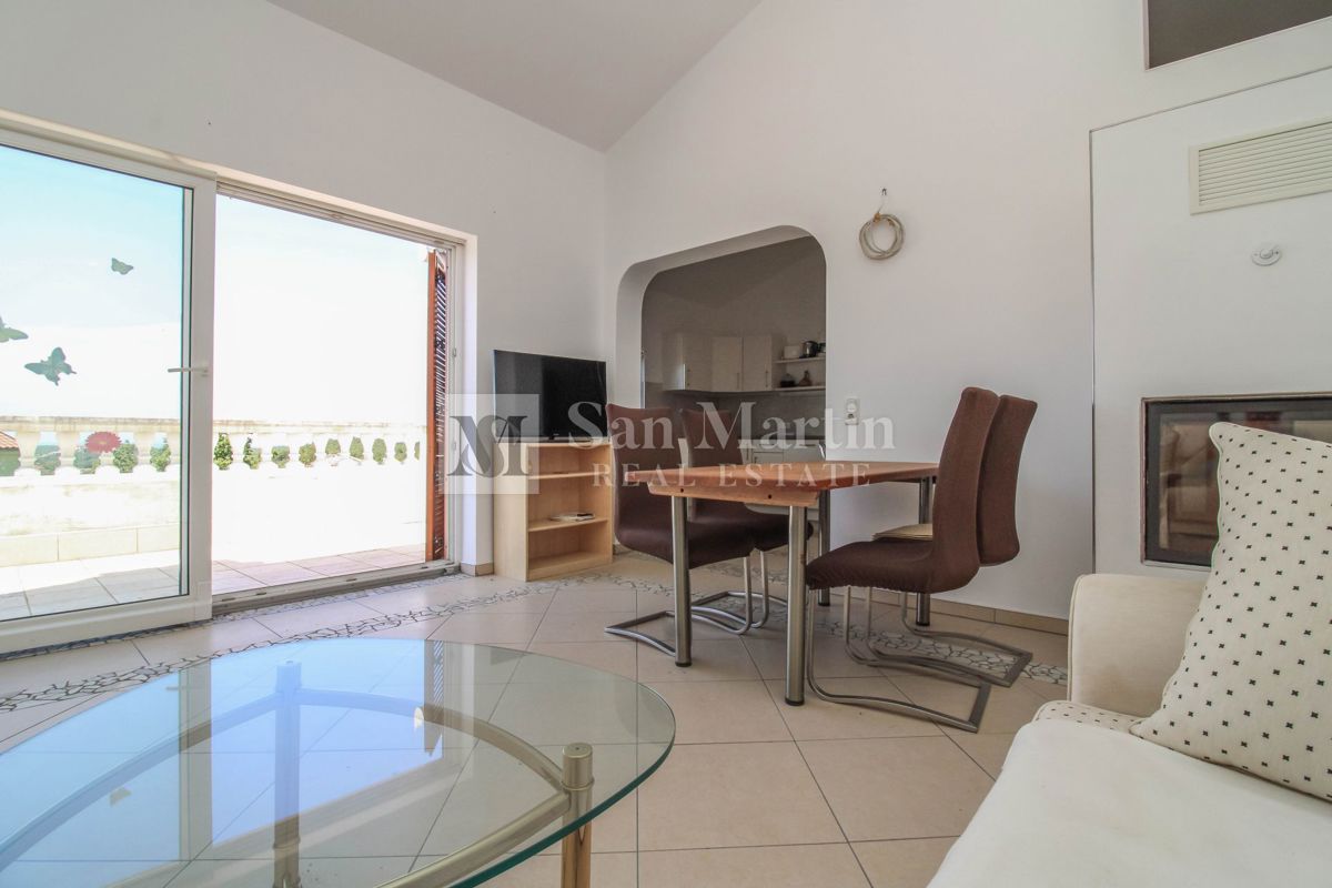 Casa con 4 appartamenti, piscina e ampio giardino