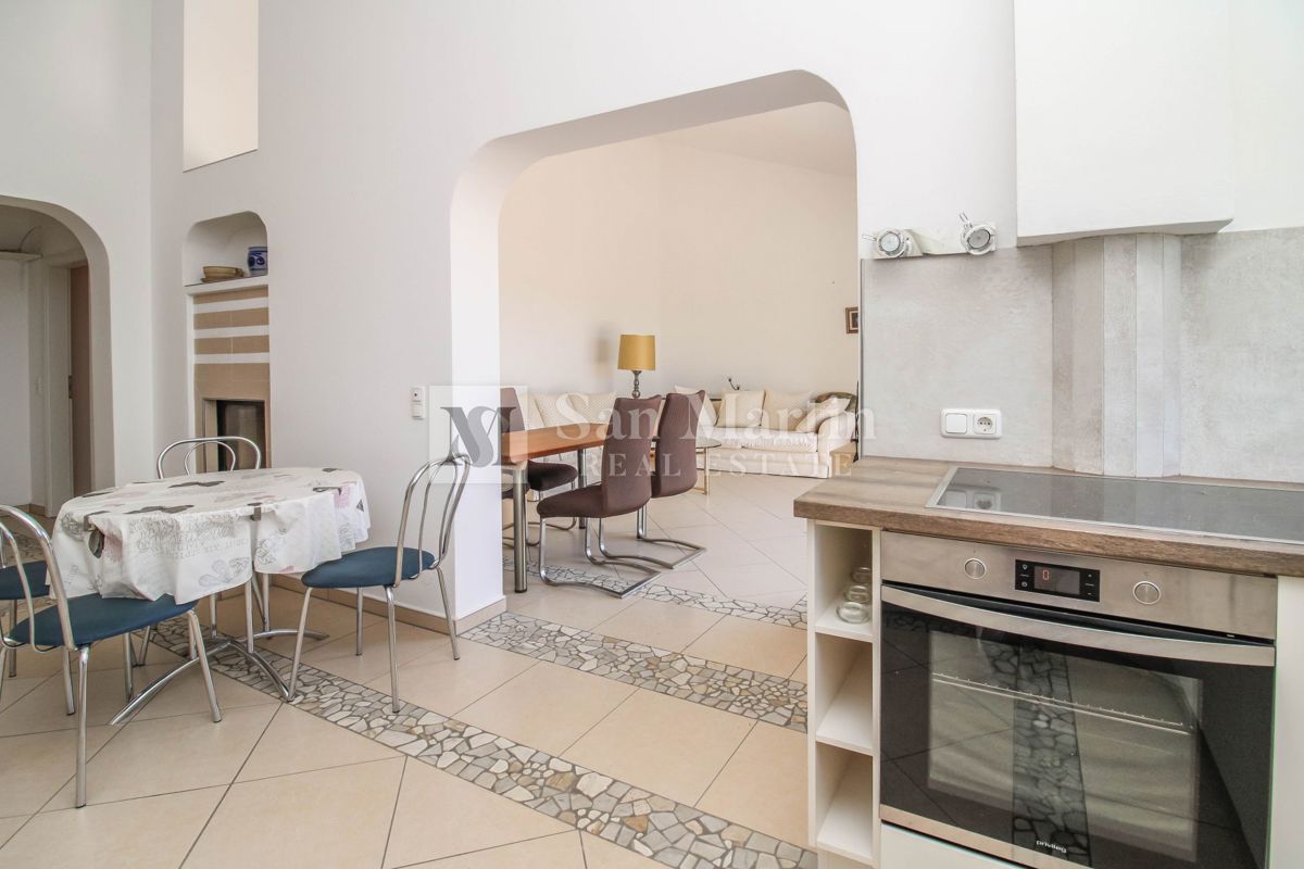 Casa con 4 appartamenti, piscina e ampio giardino
