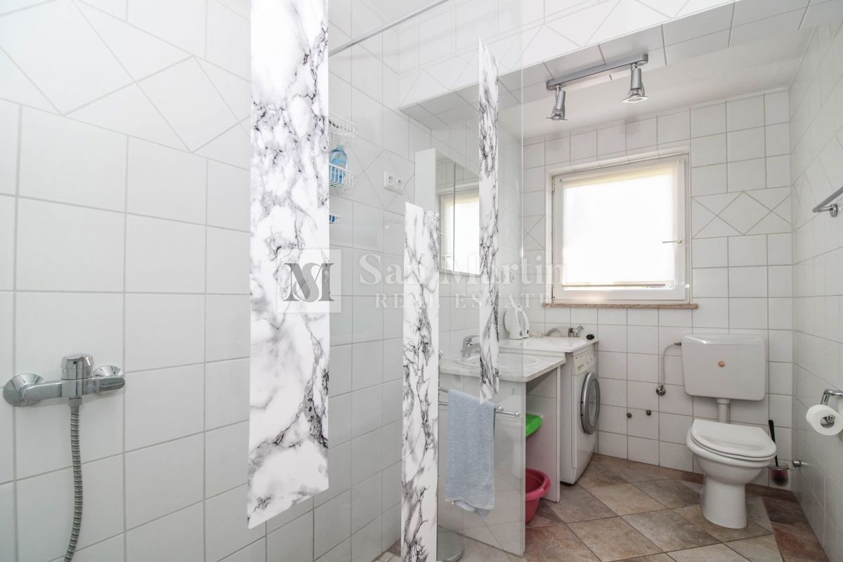 Casa con 4 appartamenti, piscina e ampio giardino