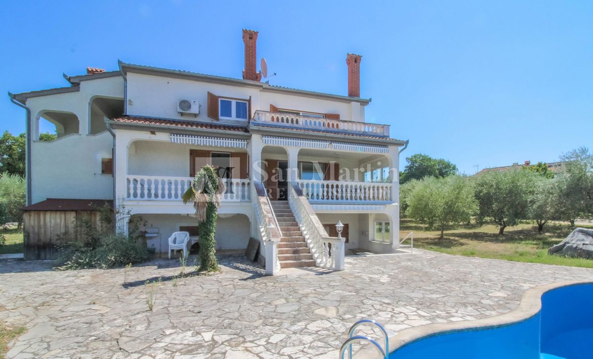 Casa con 4 appartamenti, piscina e ampio giardino