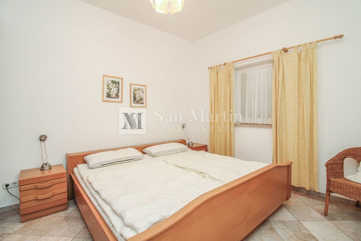 Casa con 4 appartamenti, piscina e ampio giardino