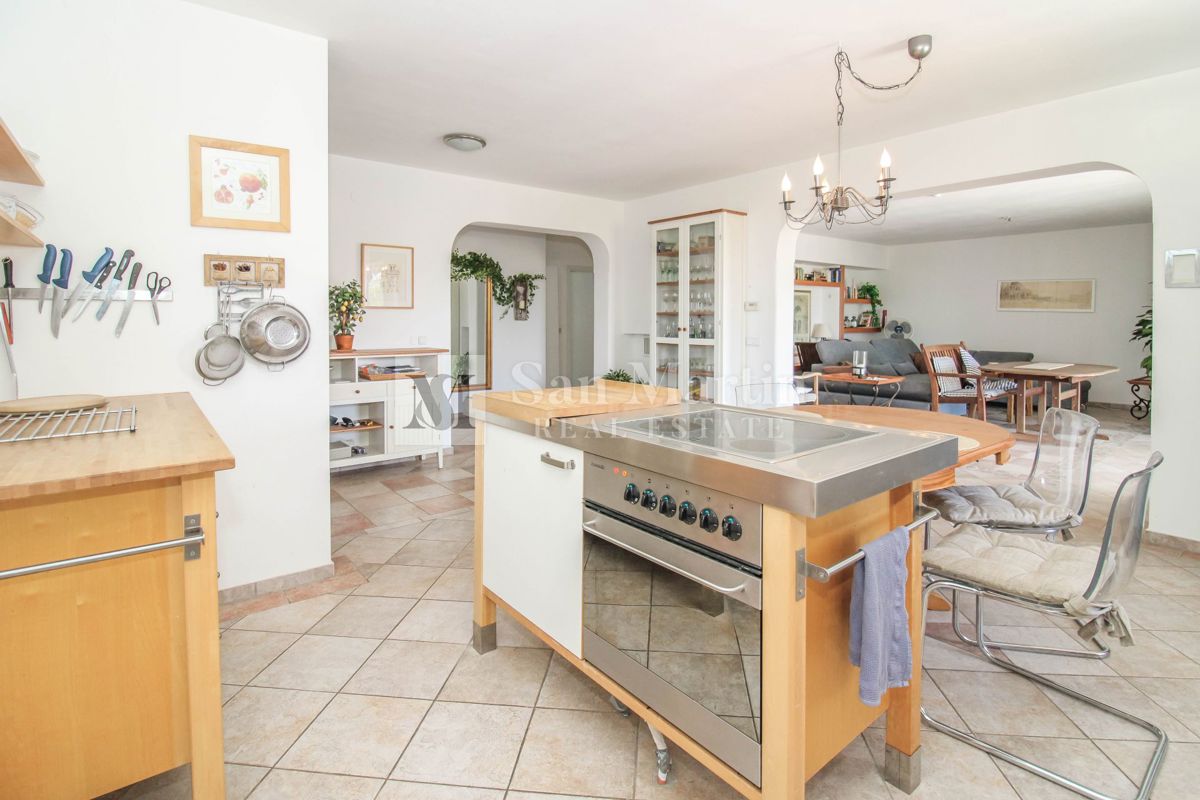 Casa con 4 appartamenti, piscina e ampio giardino