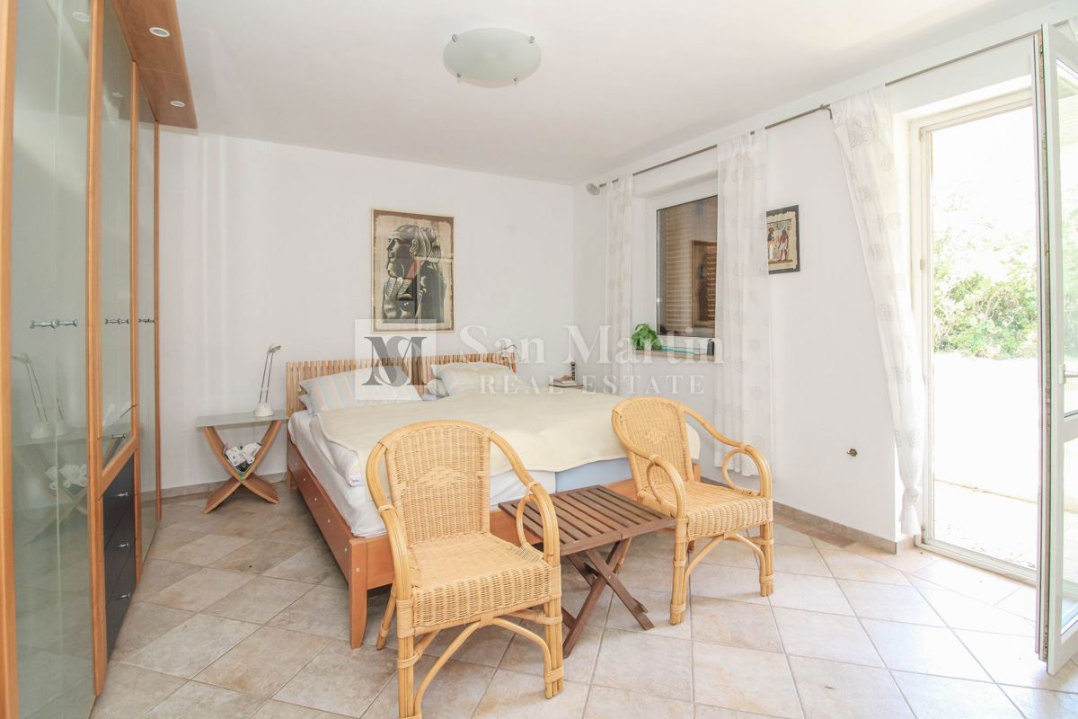 Casa con 4 appartamenti, piscina e ampio giardino