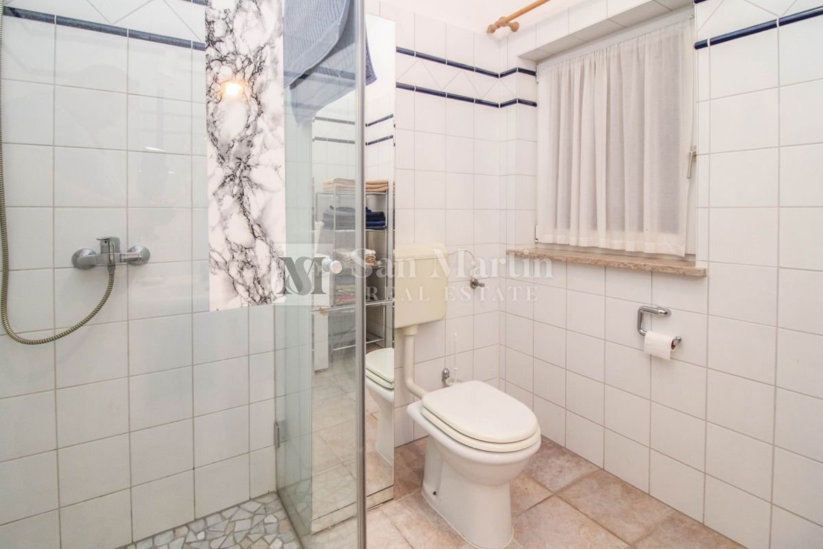 Casa con 4 appartamenti, piscina e ampio giardino