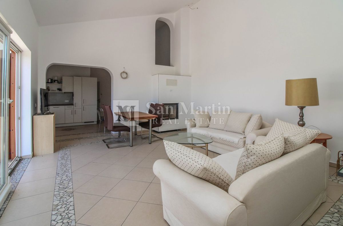 Casa con 4 appartamenti, piscina e ampio giardino