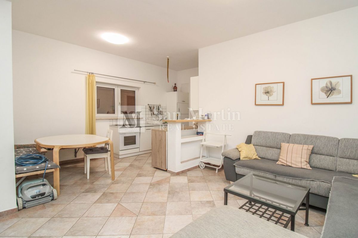 Casa con 4 appartamenti, piscina e ampio giardino