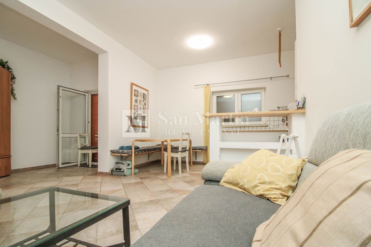 Casa con 4 appartamenti, piscina e ampio giardino