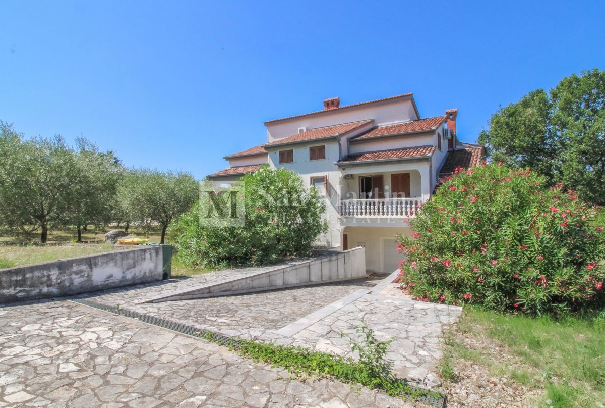 Casa con 4 appartamenti, piscina e ampio giardino