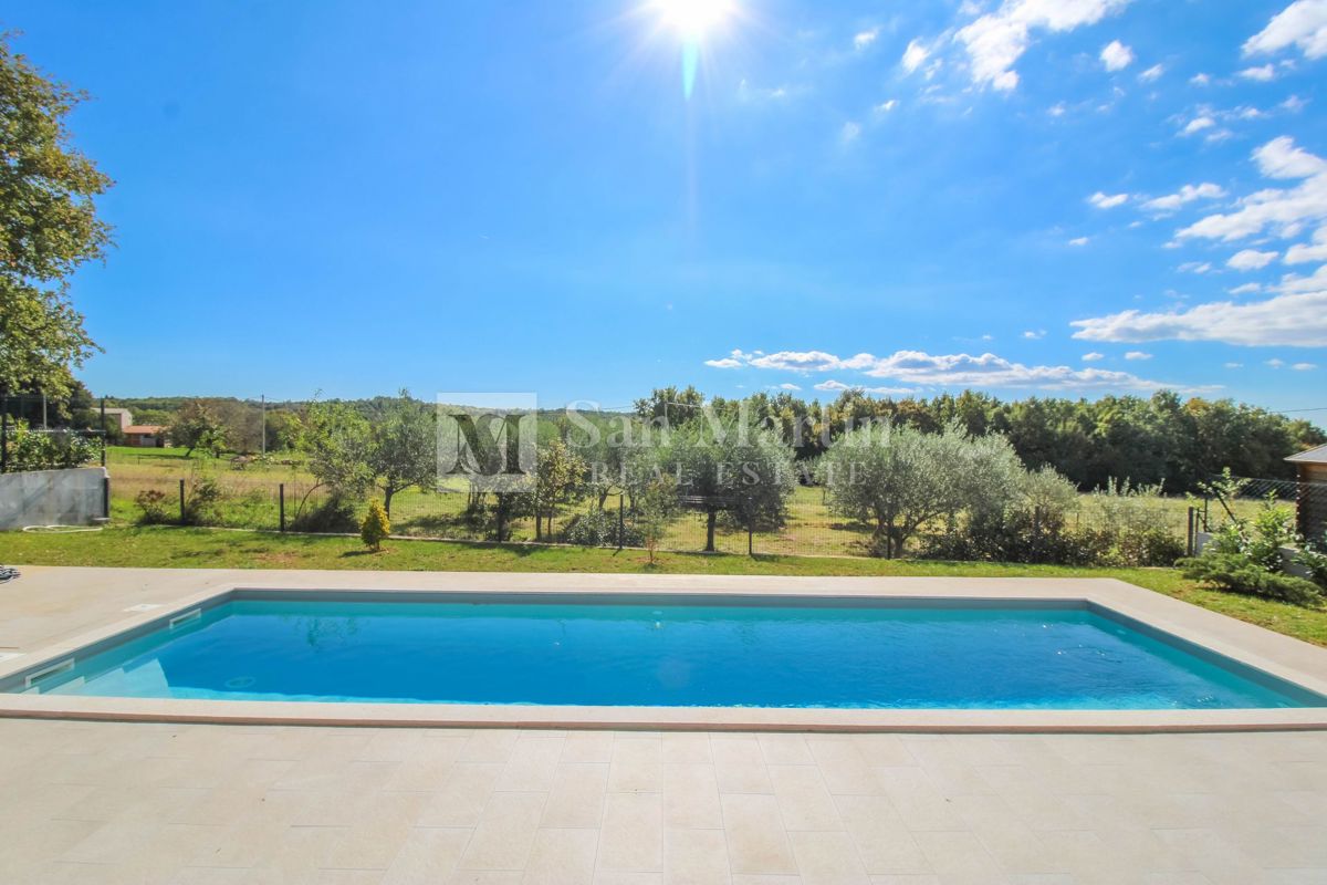 Parenzo, casa con piscina ai margini della zona di costruzione - OCCASIONE!!!