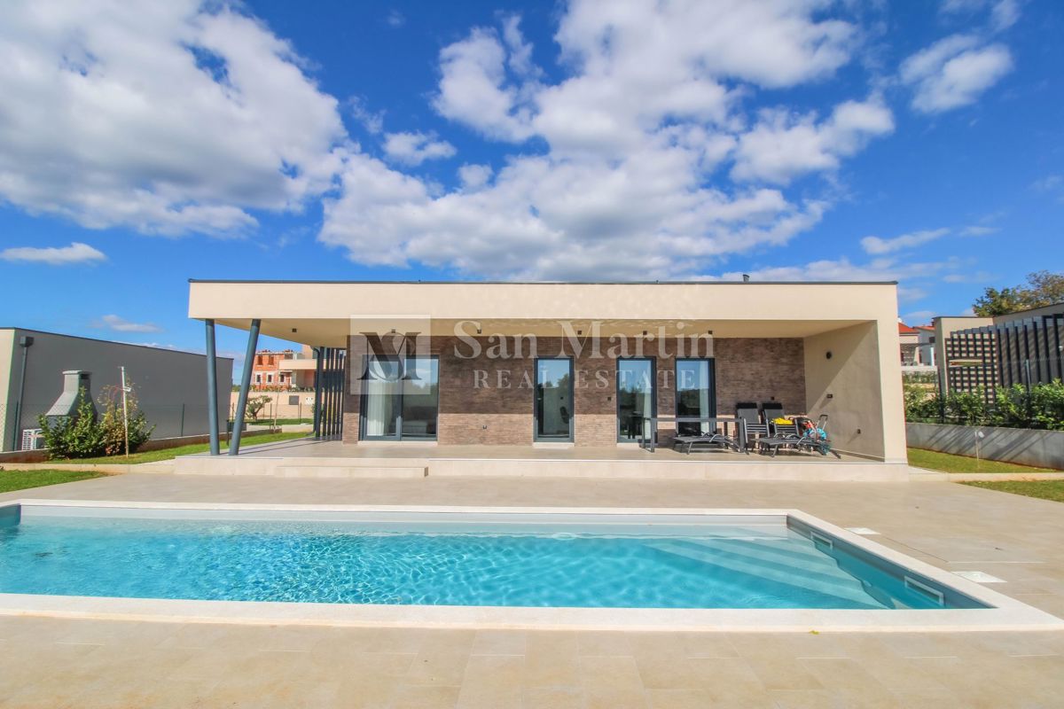 Parenzo, casa con piscina ai margini della zona di costruzione - OCCASIONE!!!