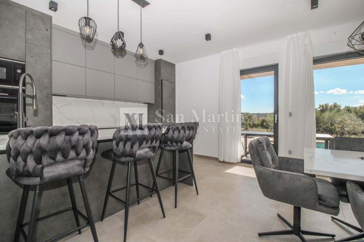 Parenzo, casa con piscina ai margini della zona di costruzione - OCCASIONE!!!