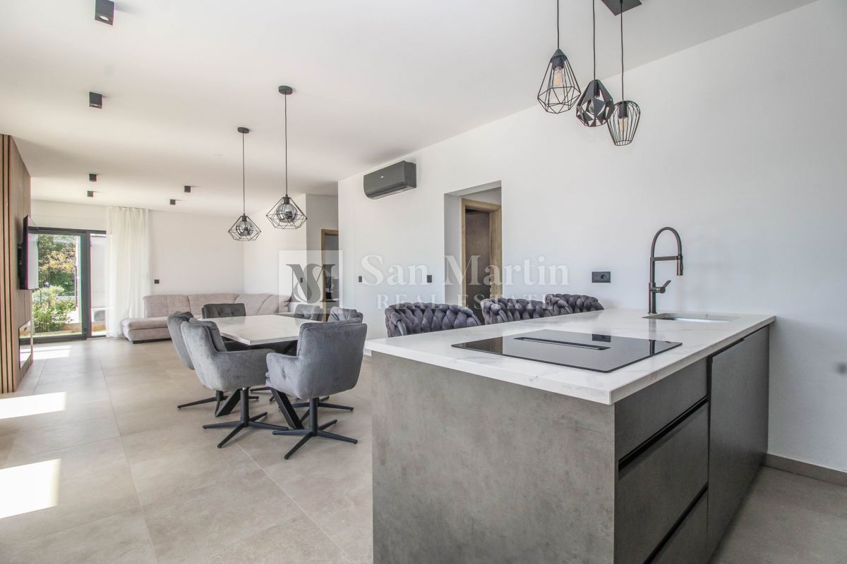 Parenzo, casa con piscina ai margini della zona di costruzione - OCCASIONE!!!