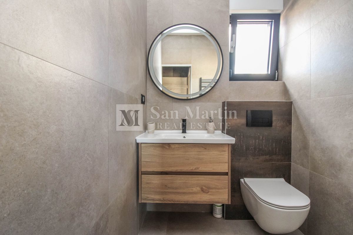 Parenzo, casa con piscina ai margini della zona di costruzione - OCCASIONE!!!