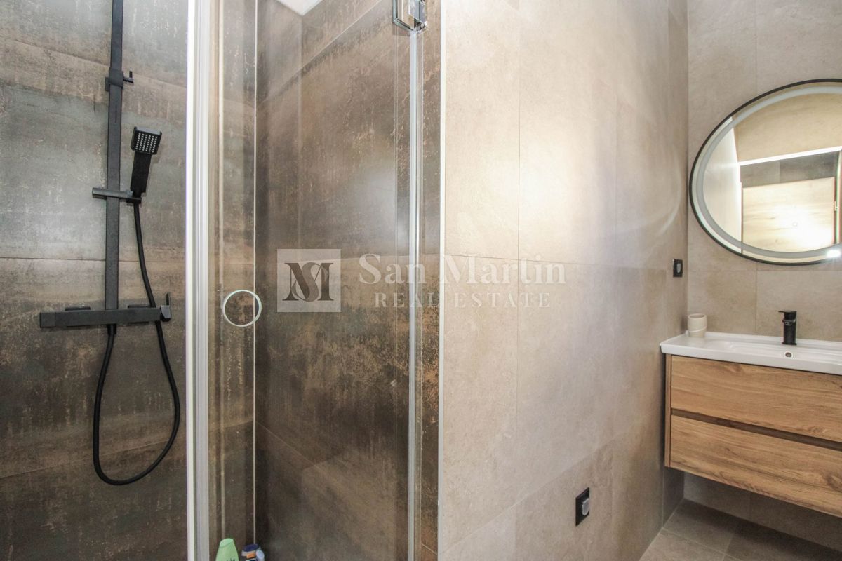 Parenzo, casa con piscina ai margini della zona di costruzione - OCCASIONE!!!