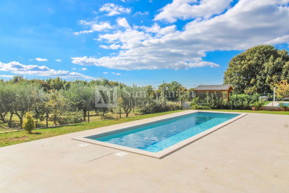 Parenzo, casa con piscina ai margini della zona di costruzione - OCCASIONE!!!