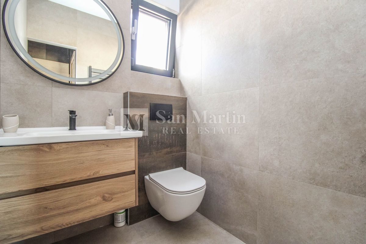 Parenzo, casa con piscina ai margini della zona di costruzione - OCCASIONE!!!