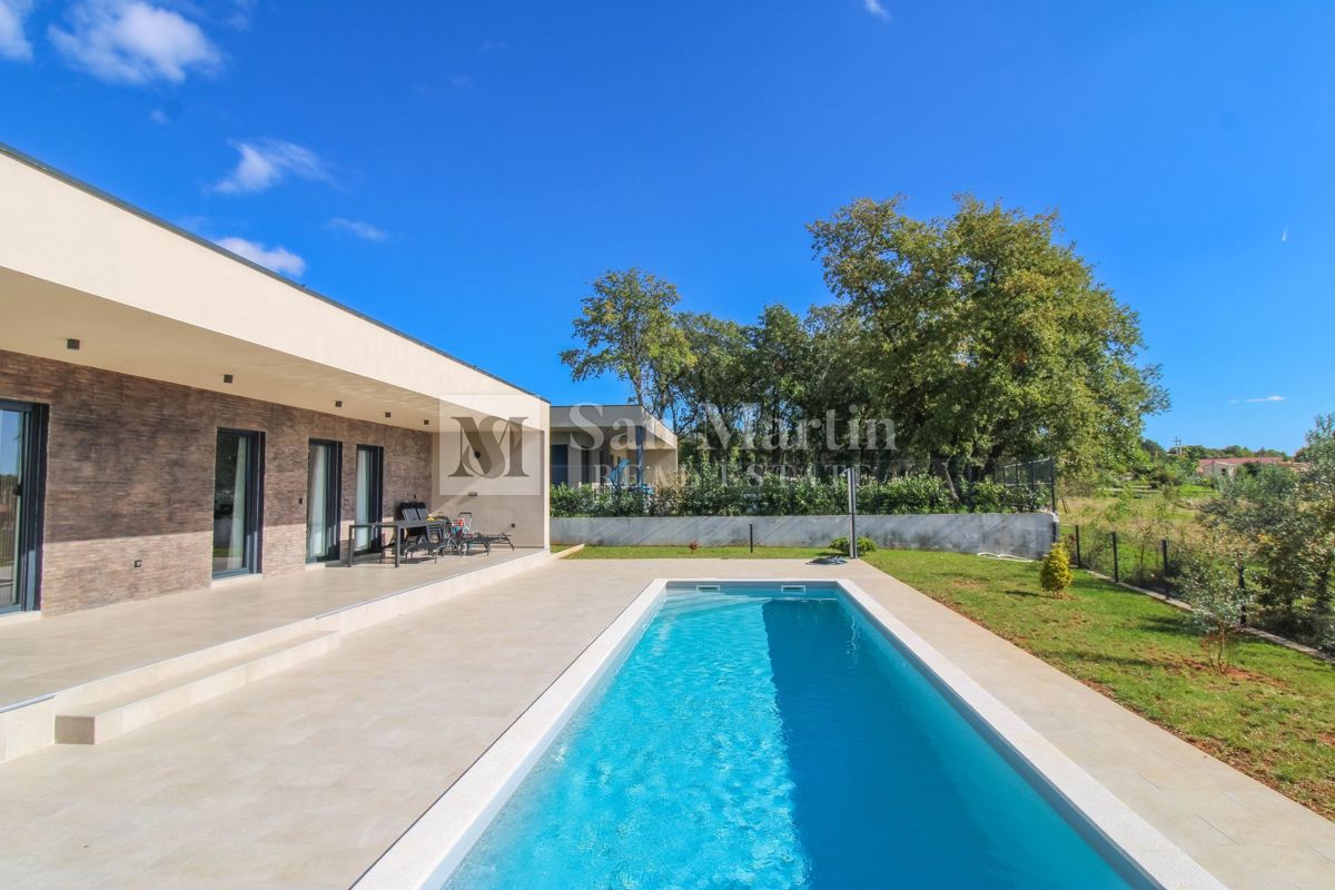 Parenzo, casa con piscina ai margini della zona di costruzione - OCCASIONE!!!