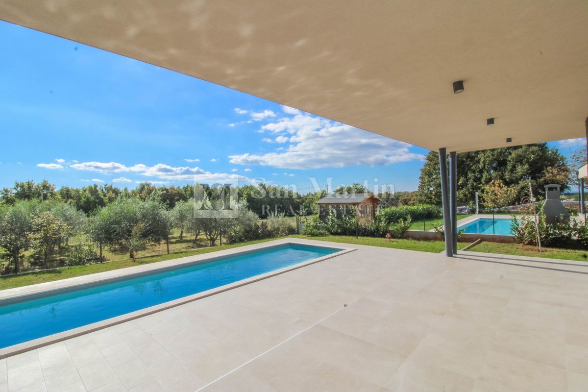 Parenzo, casa con piscina ai margini della zona di costruzione - OCCASIONE!!!