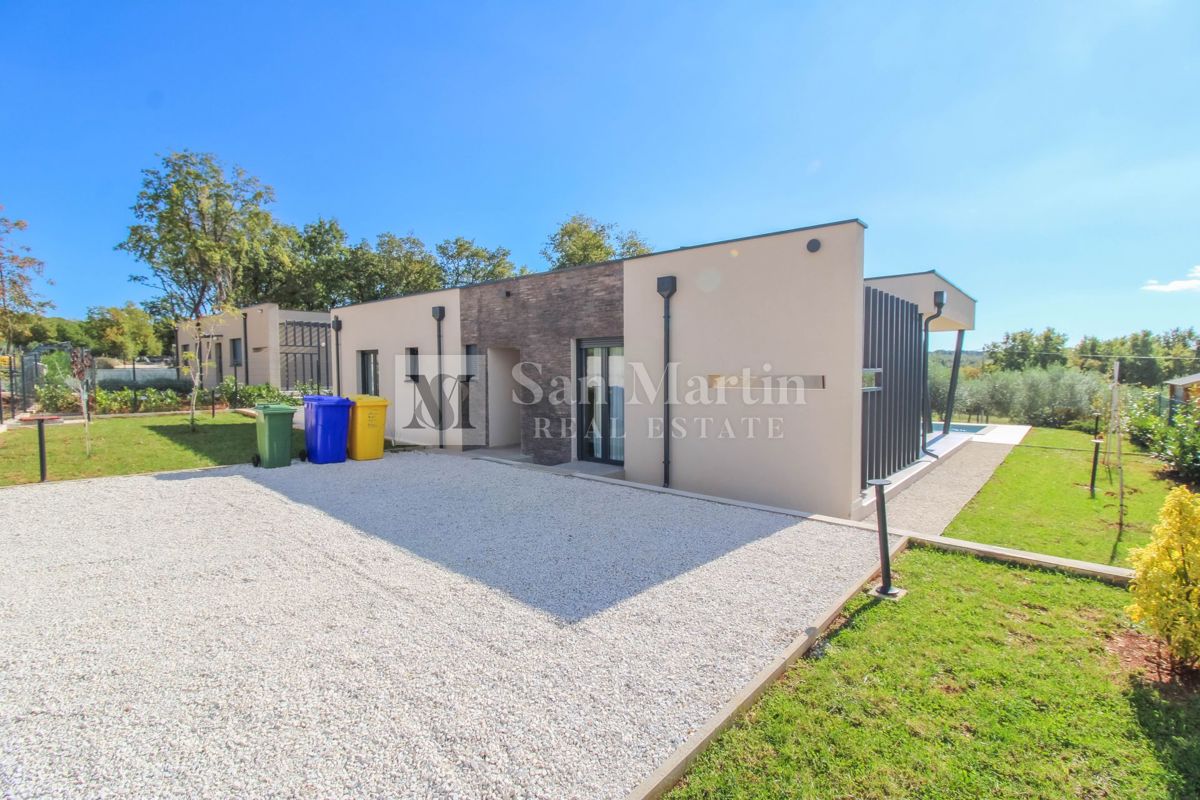 Parenzo, casa con piscina ai margini della zona di costruzione - OCCASIONE!!!