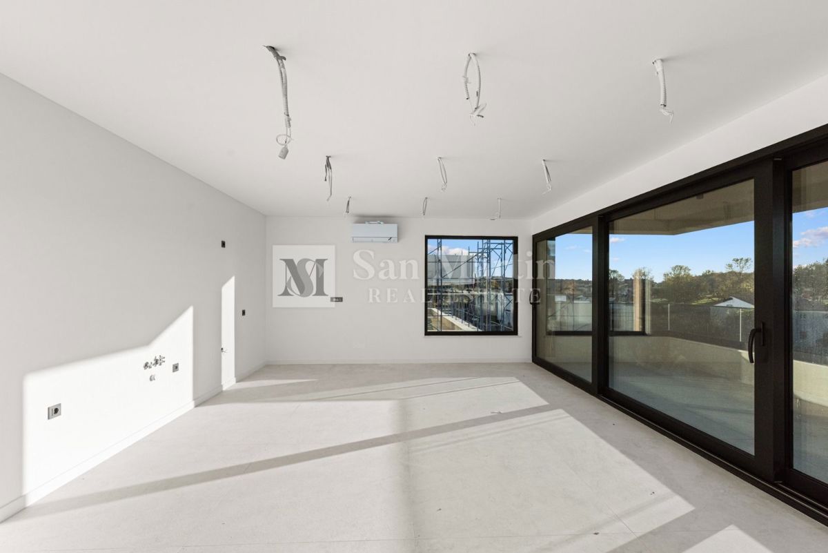 Parenzo, dintorni – Attico in posizione tranquilla con vista mare