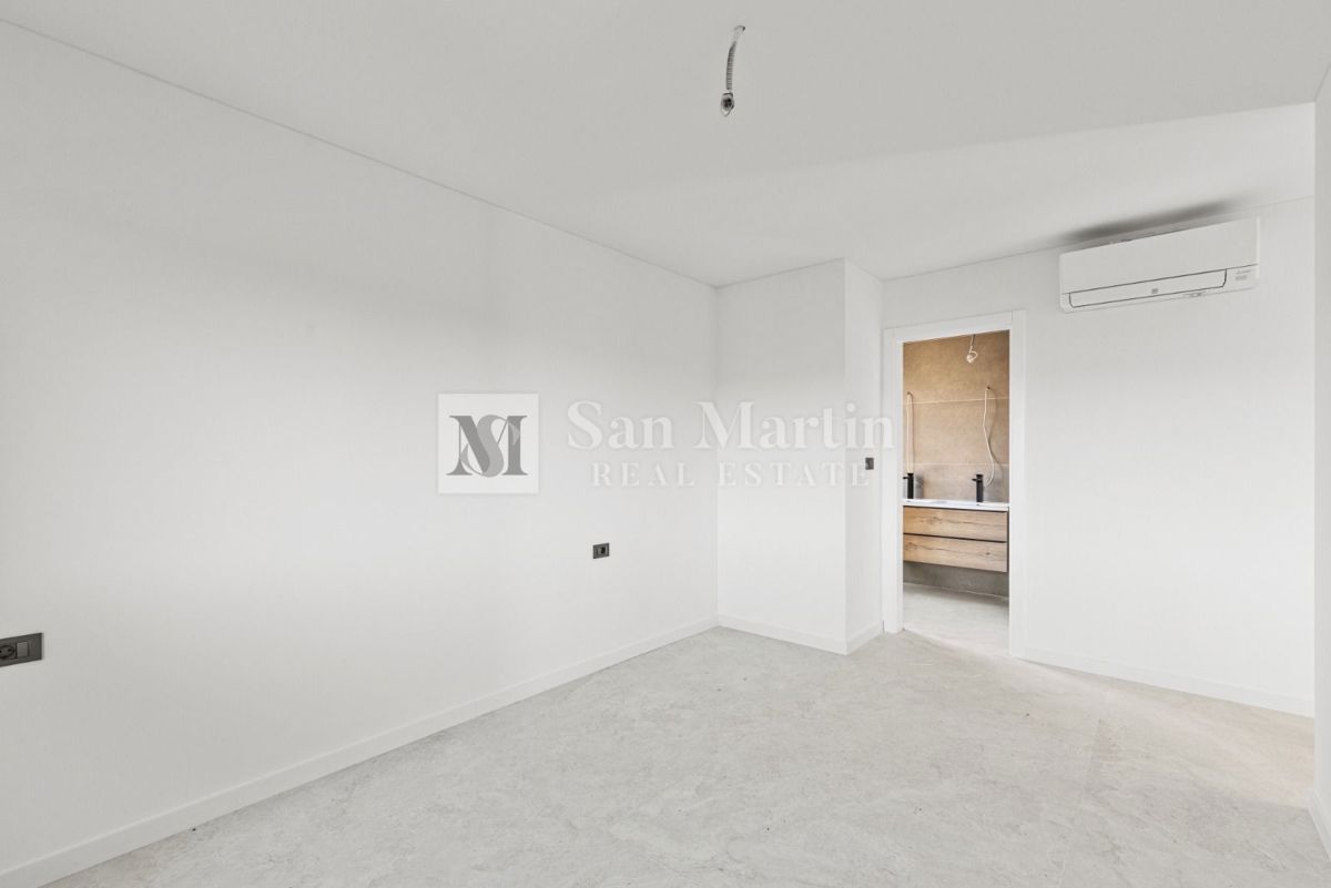 Parenzo, dintorni – Attico in posizione tranquilla con vista mare