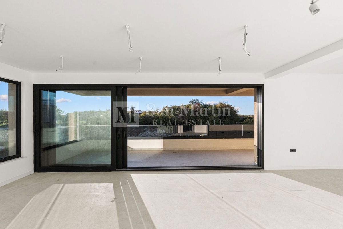 Parenzo, dintorni – Attico in posizione tranquilla con vista mare