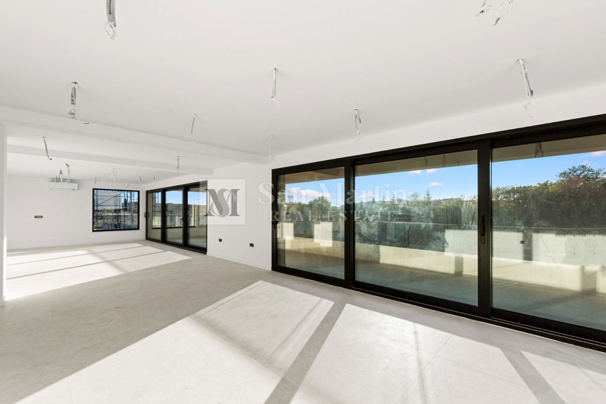 Parenzo, dintorni – Attico in posizione tranquilla con vista mare