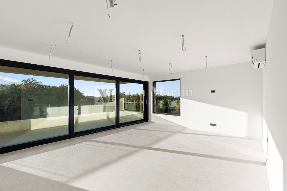 Parenzo, dintorni – Attico in posizione tranquilla con vista mare