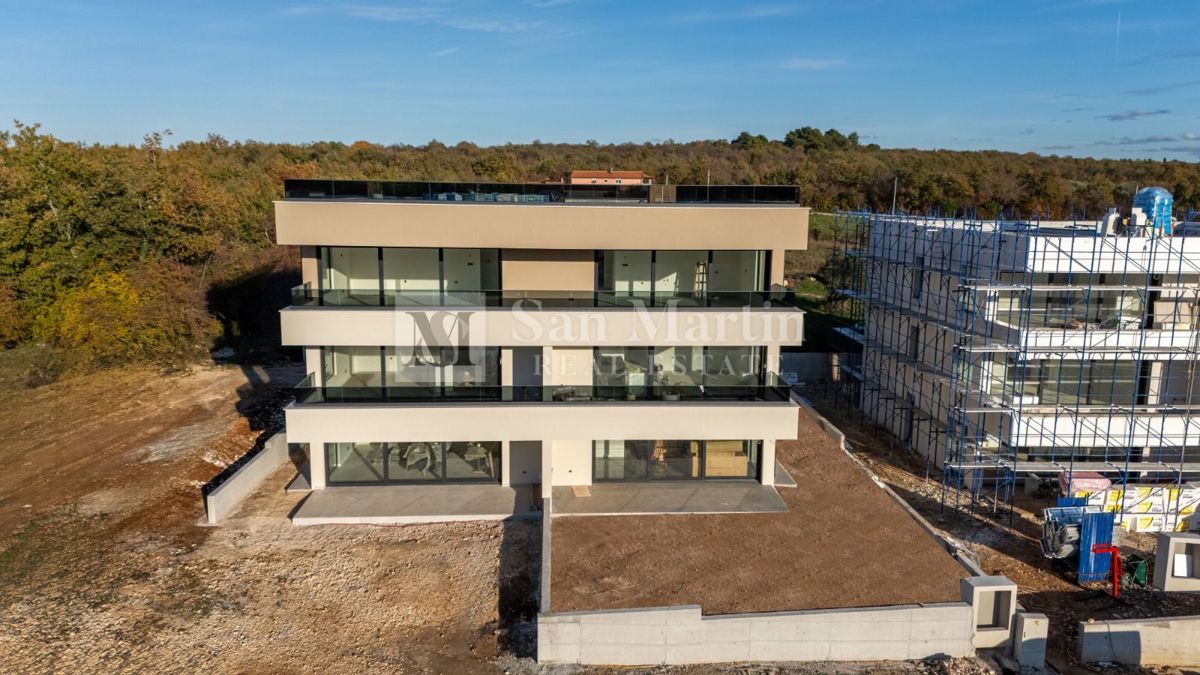 Parenzo, dintorni – Attico in posizione tranquilla con vista mare