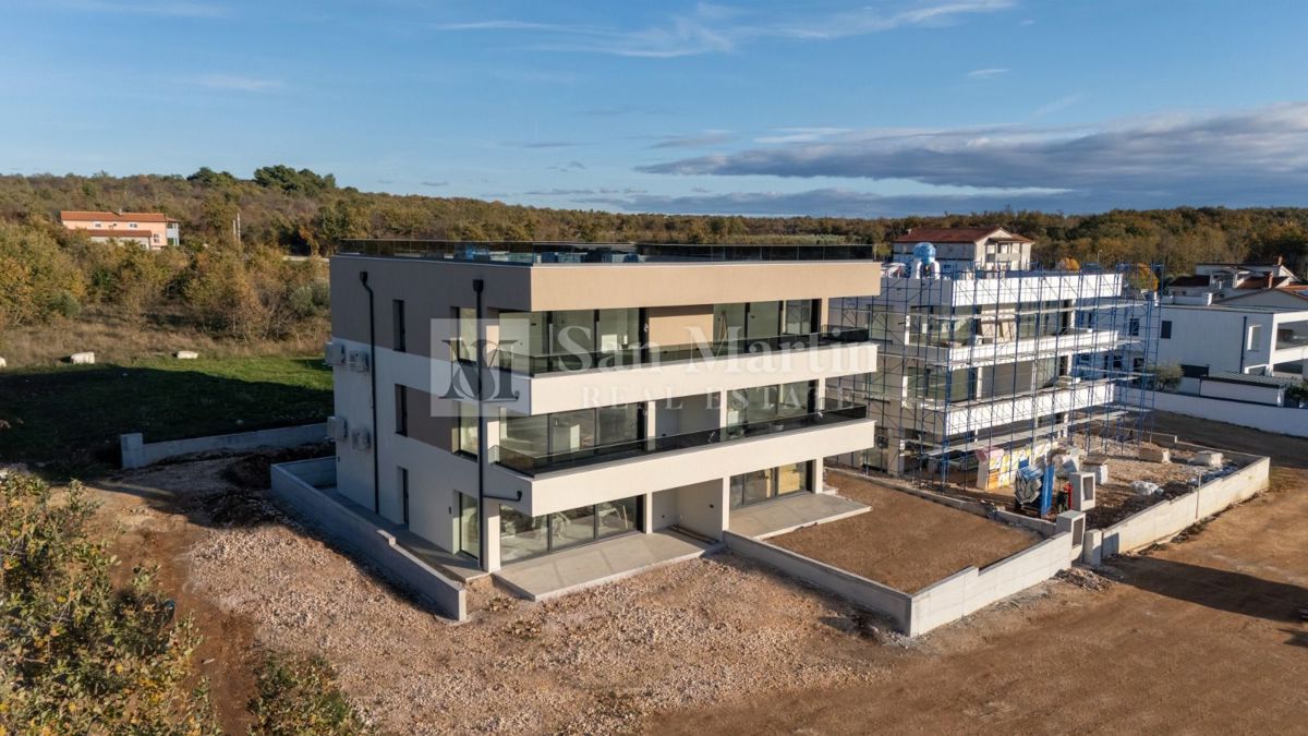 Parenzo, dintorni – Attico in posizione tranquilla con vista mare