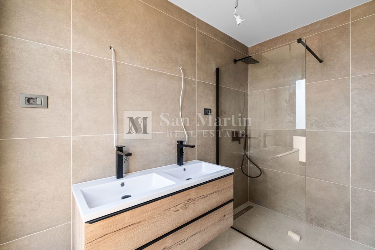 Parenzo, dintorni – Attico in posizione tranquilla con vista mare