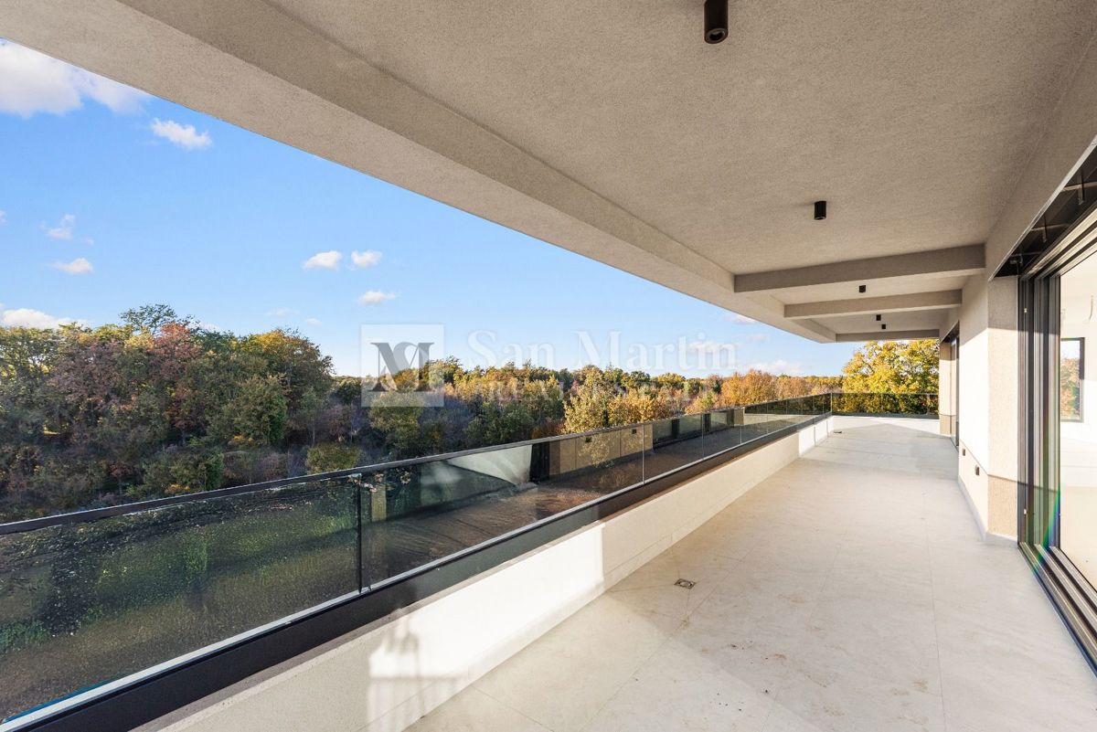 Parenzo, dintorni – Attico in posizione tranquilla con vista mare