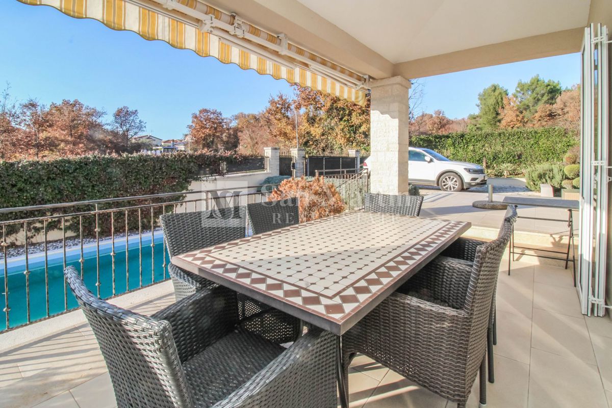 PARENZO - Casa eccezionale con piscina e giardino recintato