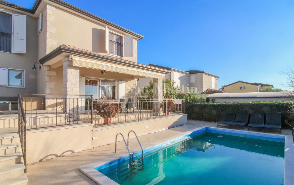 PARENZO - Casa eccezionale con piscina e giardino recintato