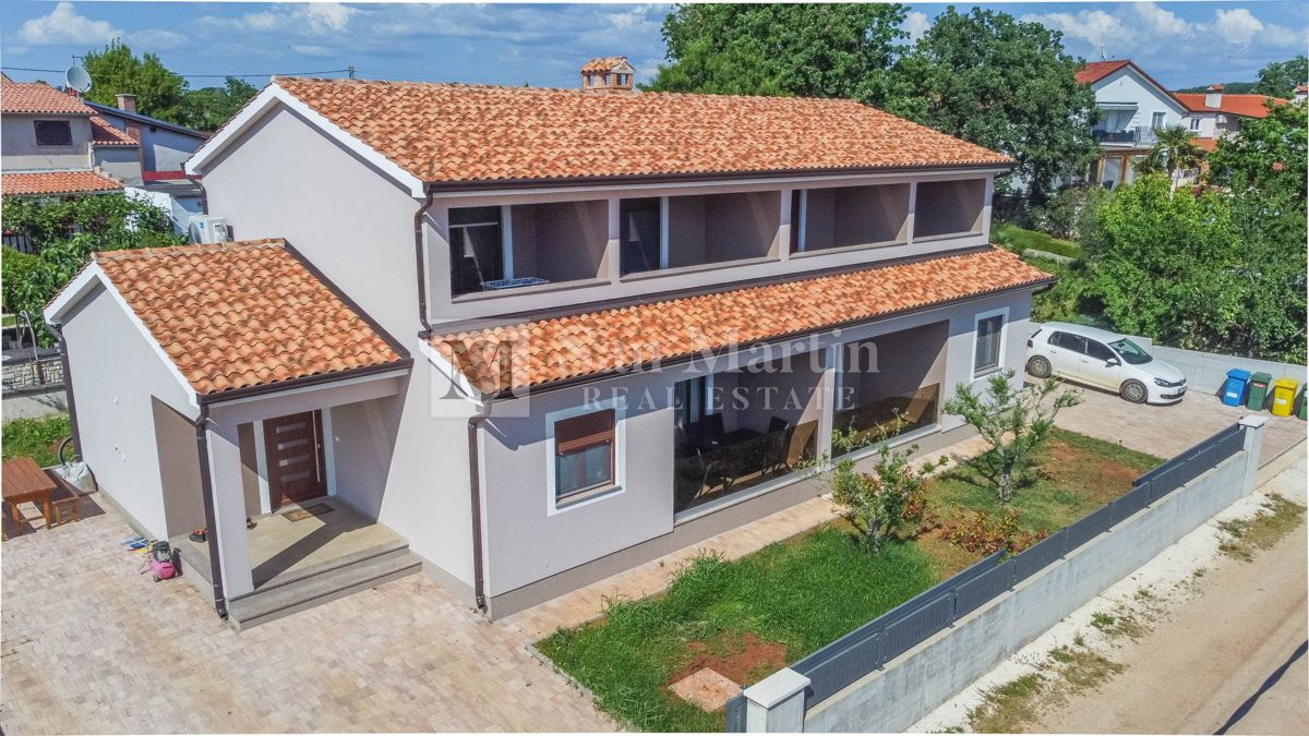 Parenzo, casa bifamiliare in una posizione tranquilla.