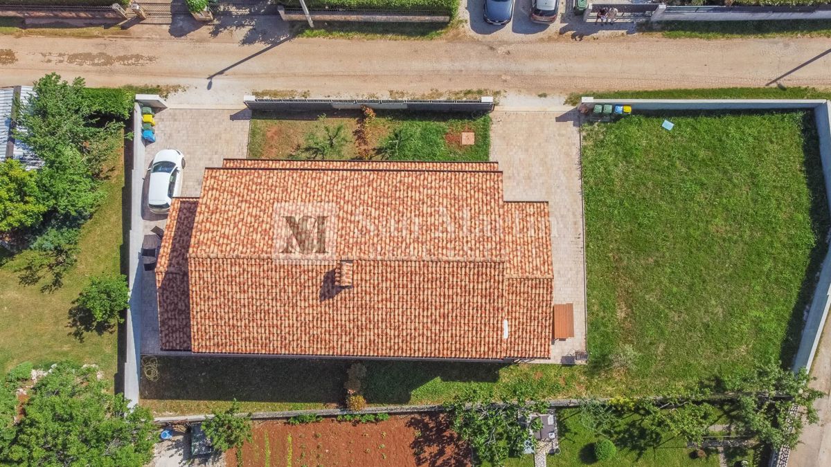 Parenzo, casa bifamiliare in una posizione tranquilla.