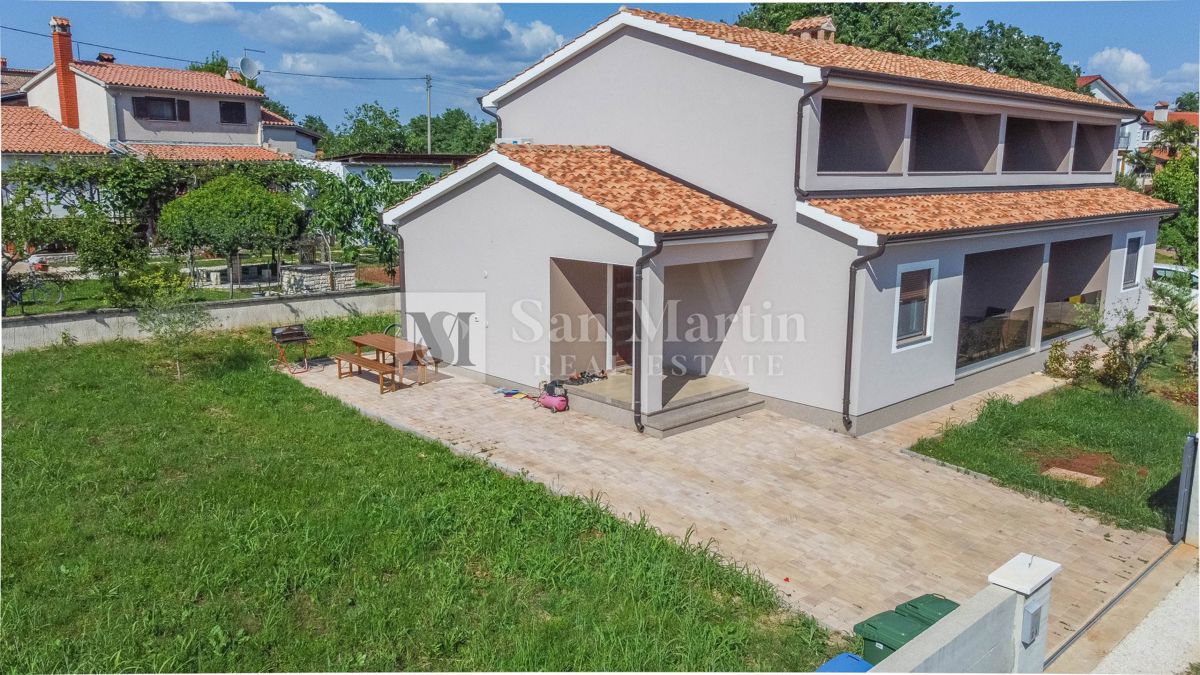 Parenzo, casa bifamiliare in una posizione tranquilla.